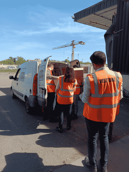 Équipes de l'Agence du Don en Nature chargeant les colis de kits d'hygiène solidaire dans le véhicule de l'association Le Camion Douche à Muret.