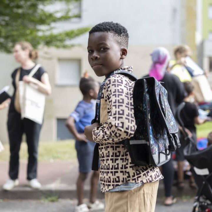 enfant-garcon-cartable- rentrée solidaire